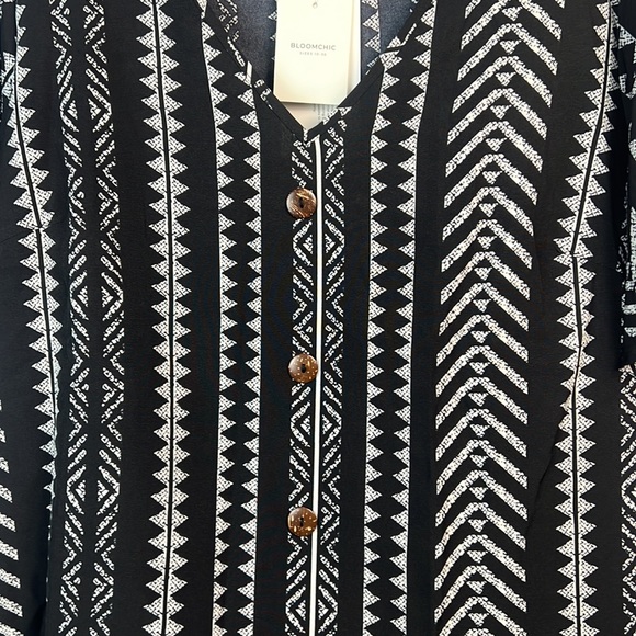 BloomChic Black & White Geometric Print Ruffle Sleeve Button Detail Top Size 12 - Picture 7 of 9